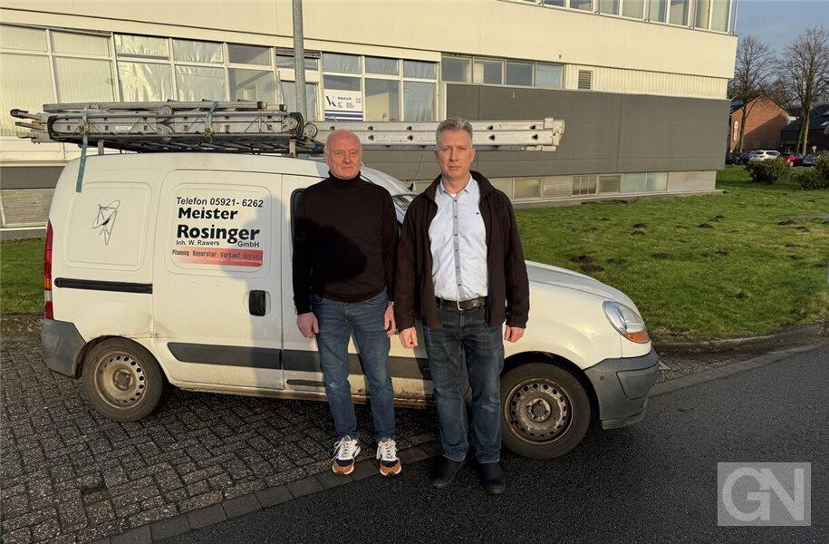 Wilfried Rawers (links) ist auch bei Vi-Ka IT & TV und betreut die Kunden zusammen mit Vitalij Kadochnikov (rechts) weiterhin. Foto: Lukas Nyland
